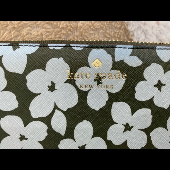 Kate Spade Floral Large Continental Wallet - Picture 2 of 10